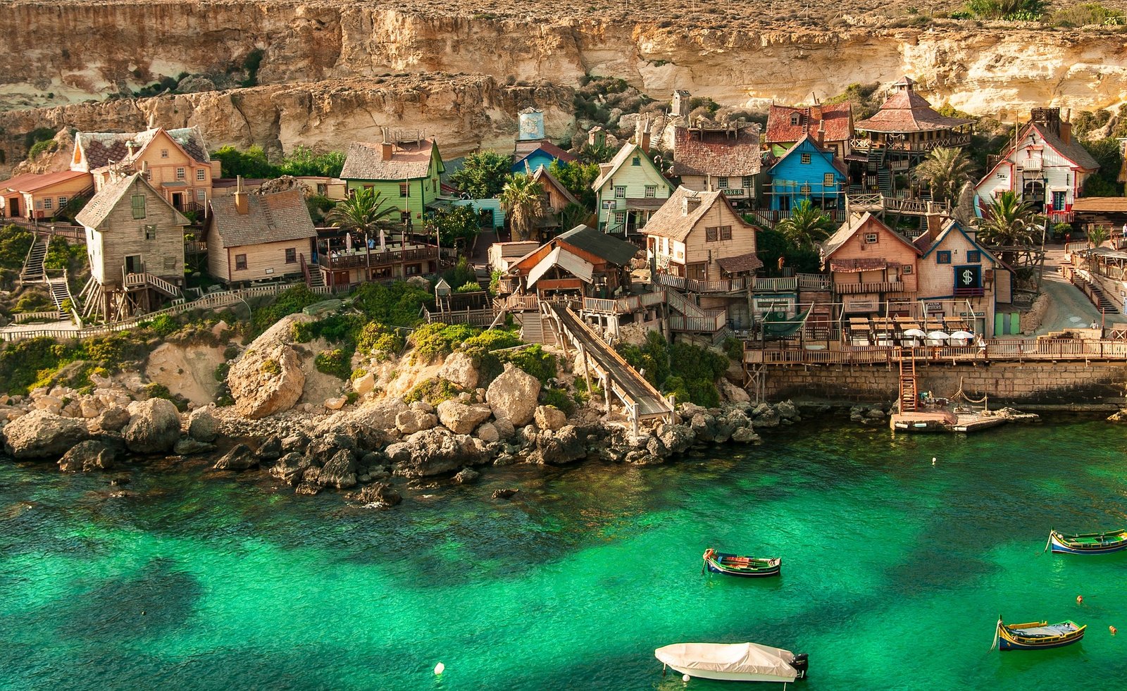 Vue sur l'océan Méditerranéen avec des maisonnettes colorées en bord de mer, Malte