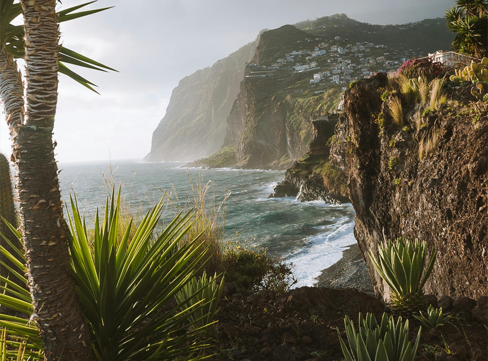 Vue spectaculaire de la côte de Madère, avec des falaises abruptes surplombant l'océan Atlantique