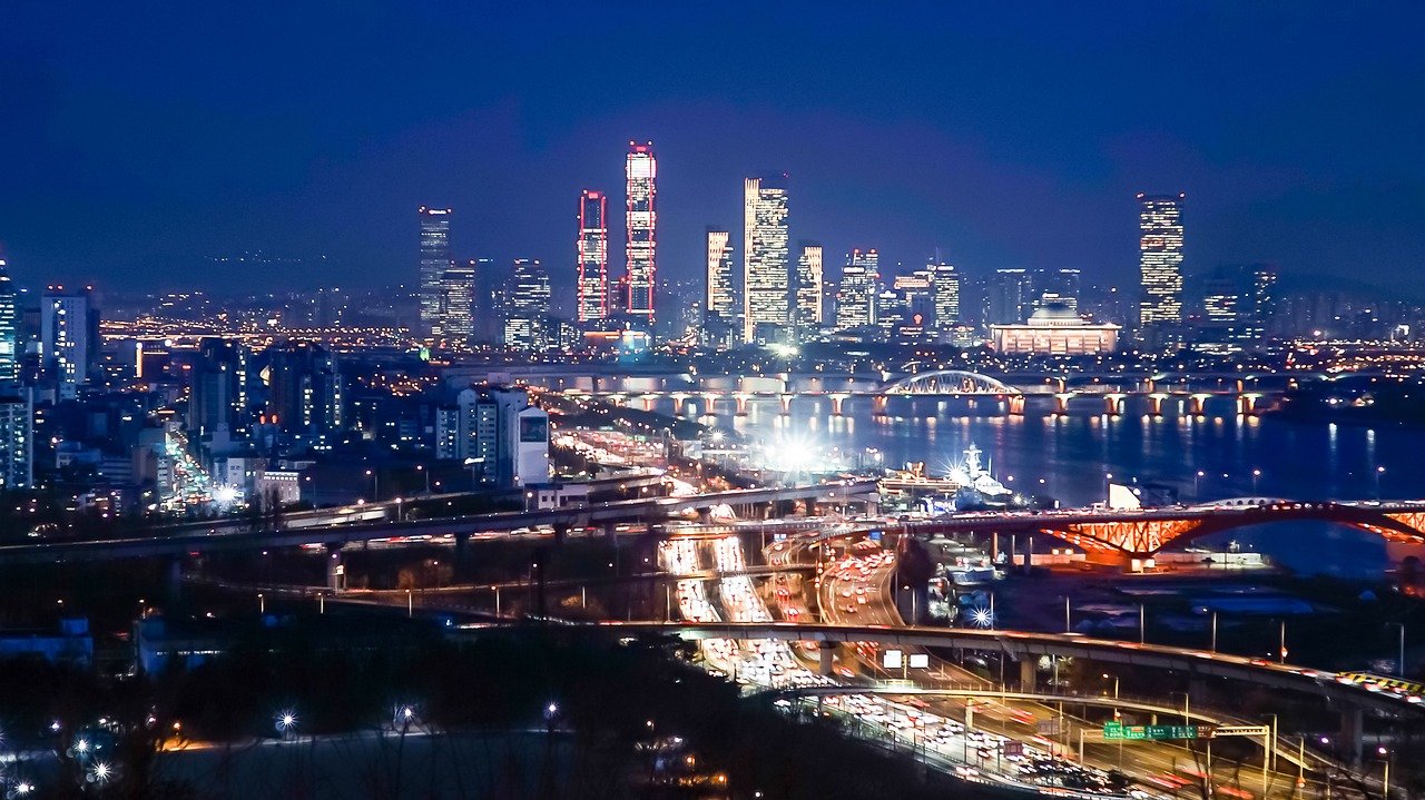 Vue panoramique sur la ville de Séoul, avec ses gratte-ciels modernes et ses quartiers traditionnels