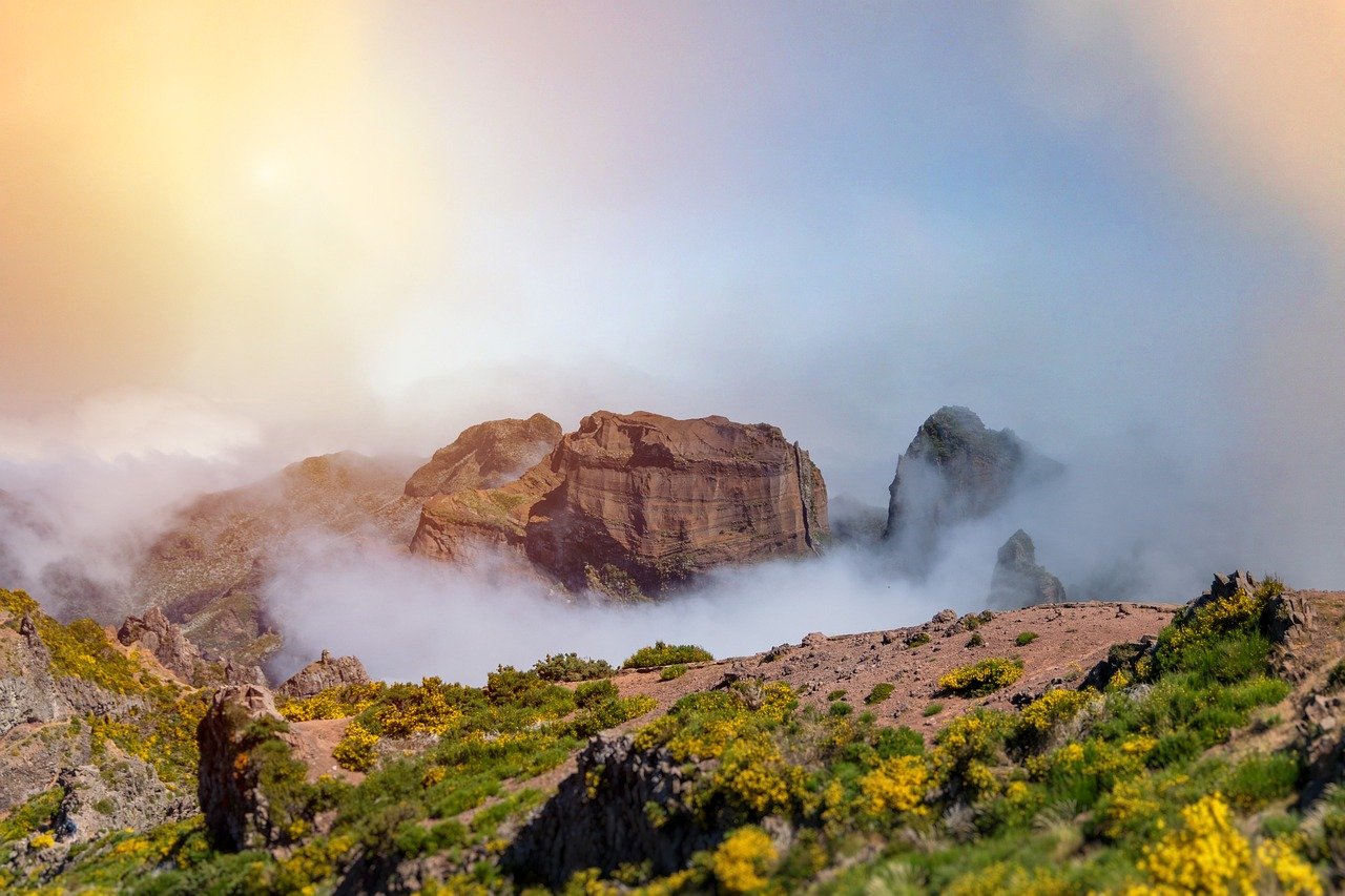 Vue depuis le sommet des montagnes de Madère, avec des nuages enveloppant les crêtes et des vallées verdoyantes en contrebas