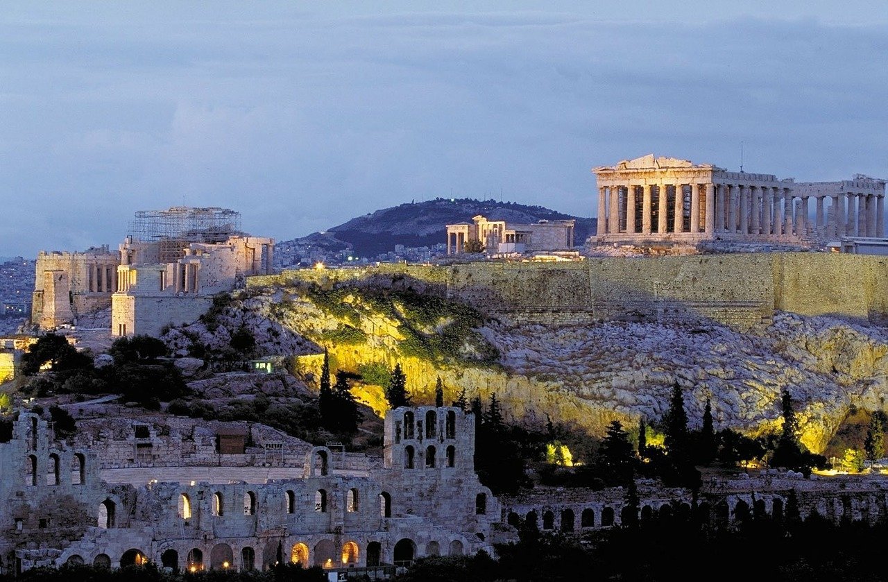 Vue panoramique sur l'Acropole d'Athènes avec le Parthénon, éclairée par la lumière du jour