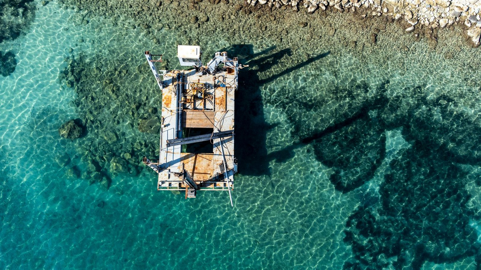 Vue aérienne de l'océan à Bodrum, avec ses eaux turquoise et le littoral pittoresque