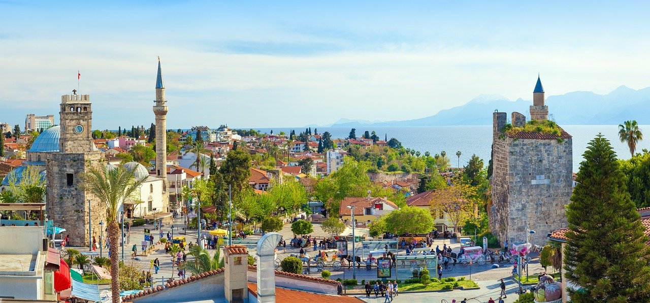 Vue panoramique sur le centre de Bodrum, Turquie, avec une mosquée emblématique au milieu des bâtiments traditionnels