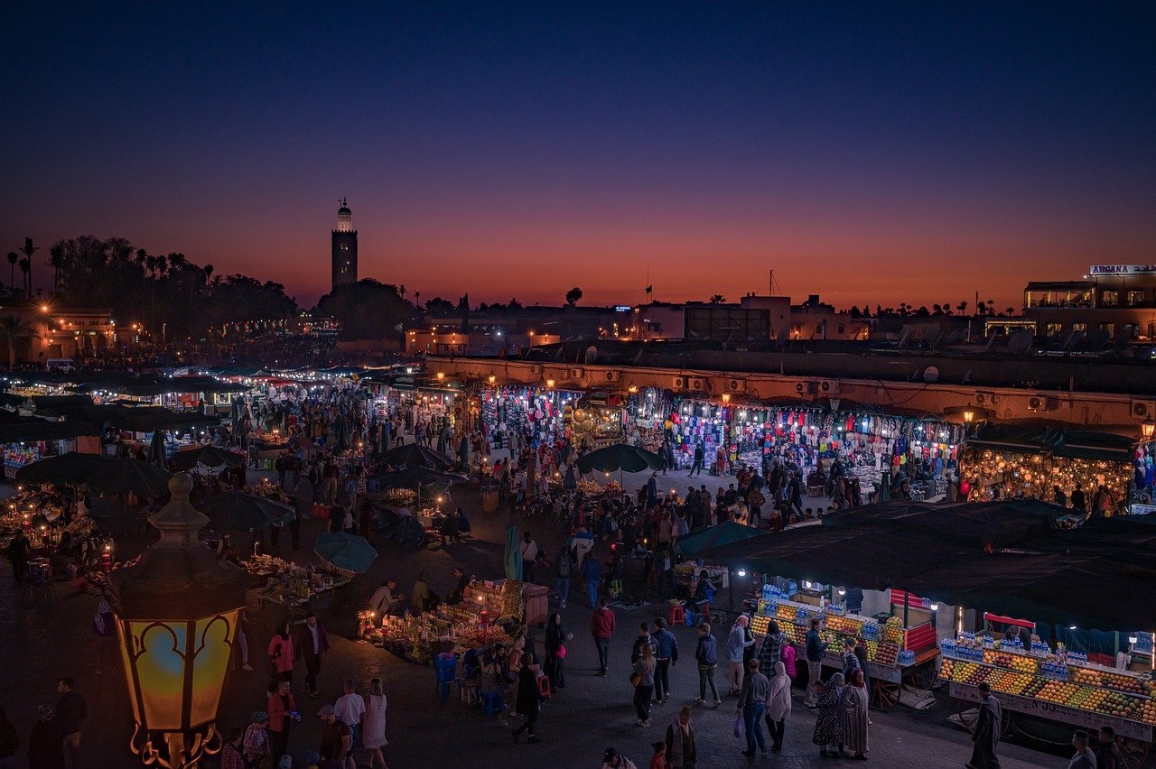 Vue de la place Jemaa el-Fna à Marrakech au coucher du soleil, avec ses étals animés