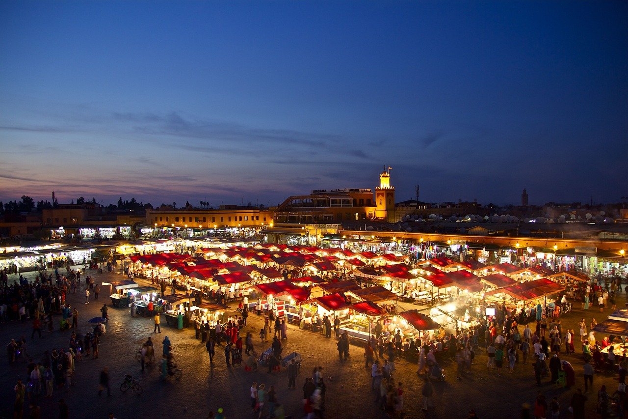 Vue de la place Jemaa el-Fna à Marrakech au coucher du soleil, avec ses étals animés