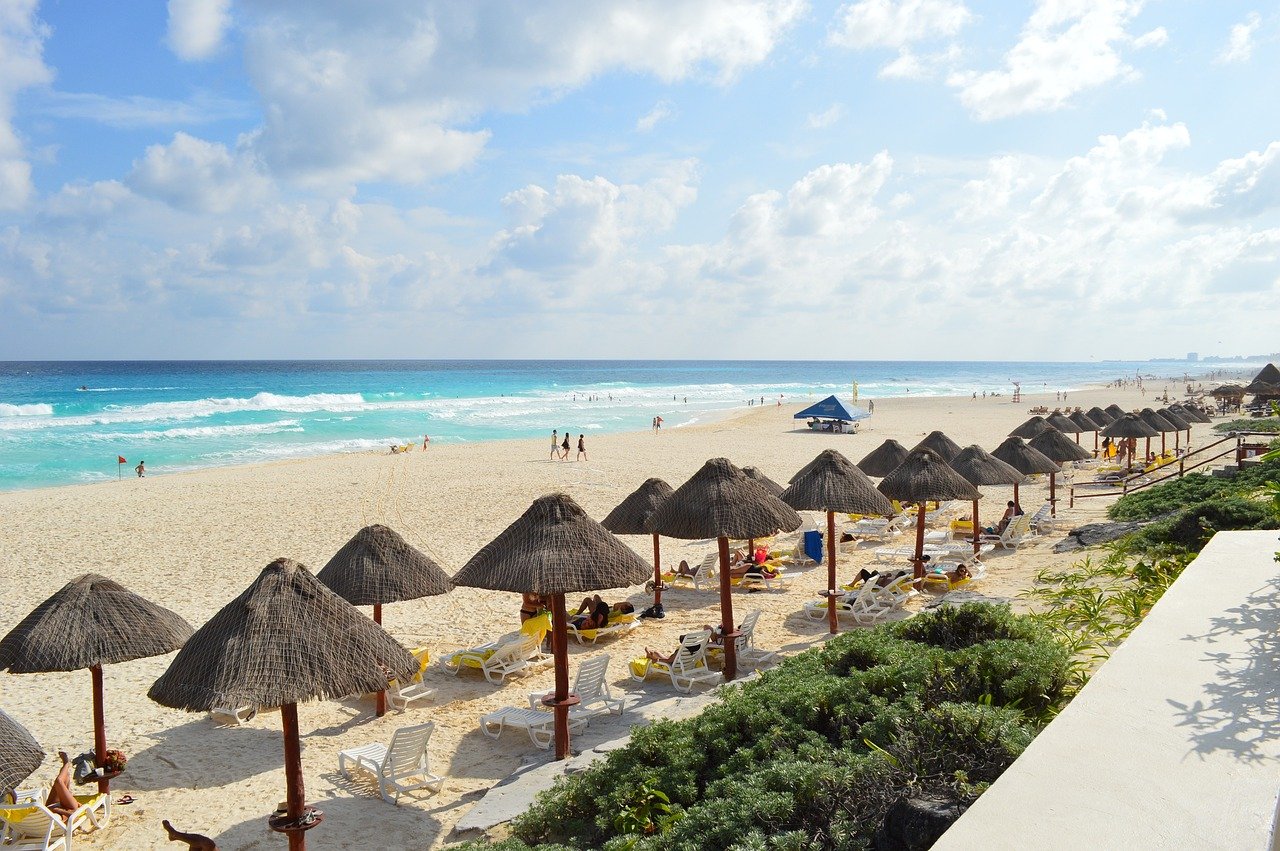 Plage de Cancún, Mexique : sable blanc et eaux turquoise, idéale pour la baignade et les activités nautiques