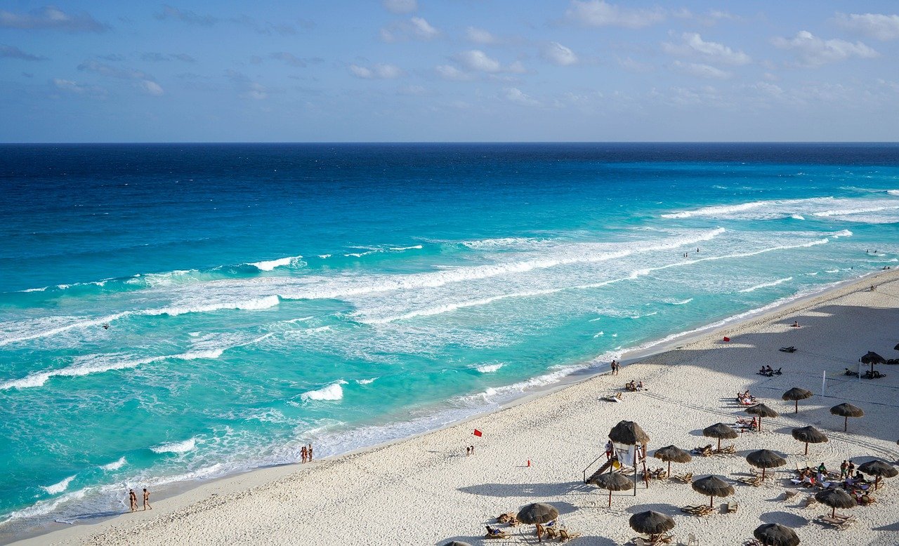 Plage de Cancún, Mexique : sable blanc et eaux turquoise, idéale pour la baignade et les activités nautiques