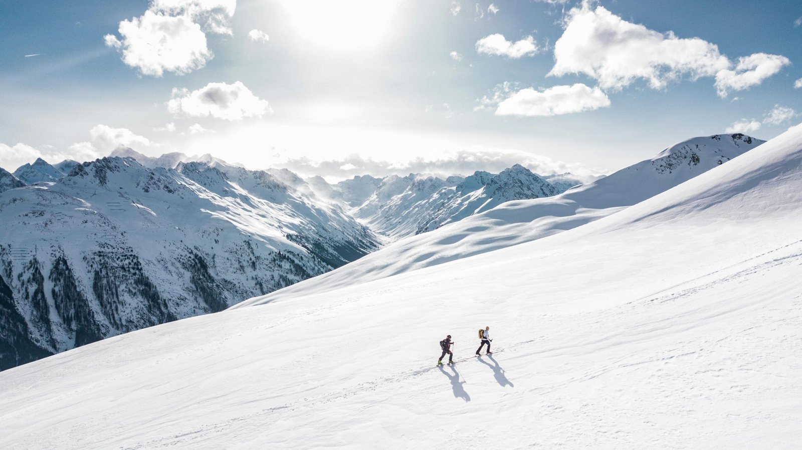 Vue panoramique sur la montagne avec deux grimpeurs