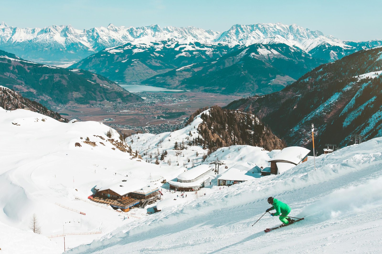 Vue panoramique sur une piste de ski et une résidence à la montagne