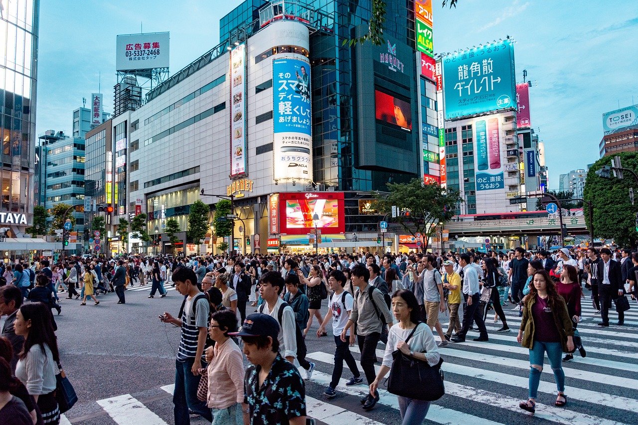 Rues animées de Tokyo en plein jour, avec des piétons et des magasins