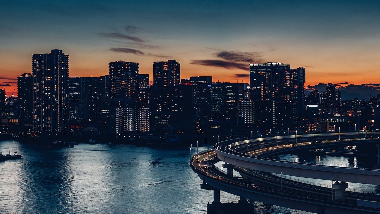 Coucher du soleil sur Tokyo, illuminant les gratte-ciels et créant des ombres douces sur la ville