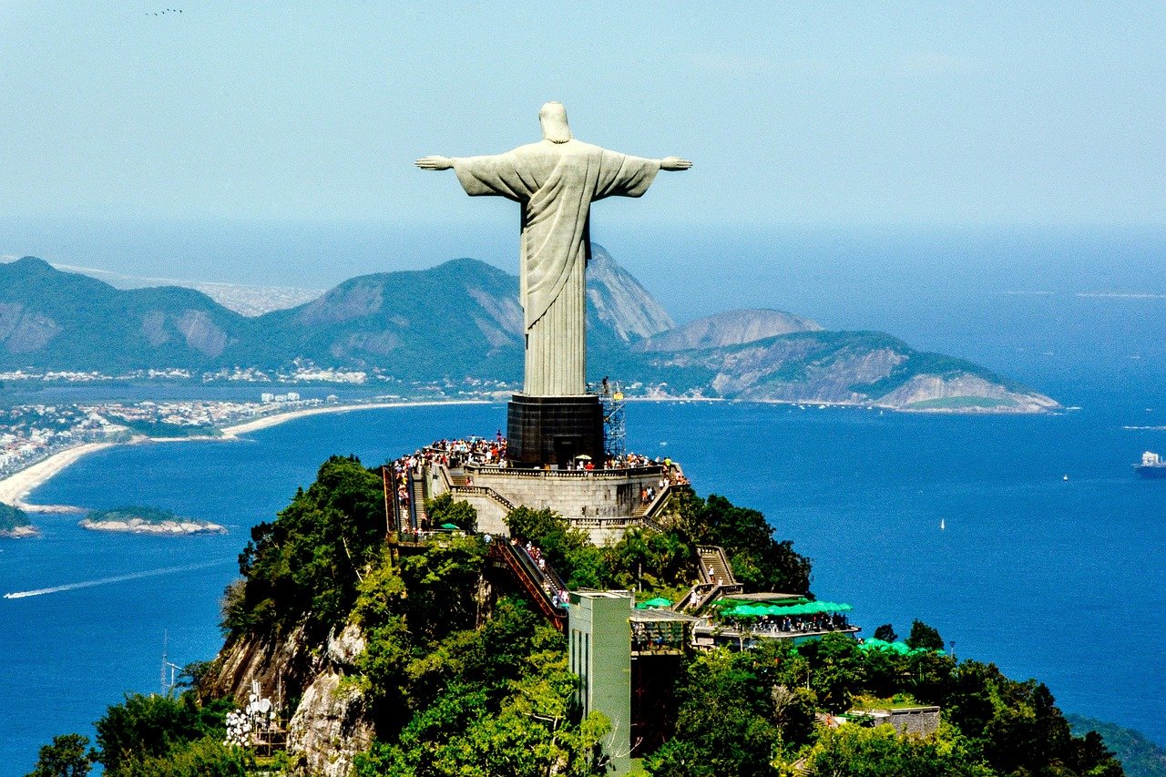 Statue du Christ Rédempteur à Rio de Janeiro, l'un des symboles les plus célèbres du Brésil, surplombant la ville avec ses bras ouverts