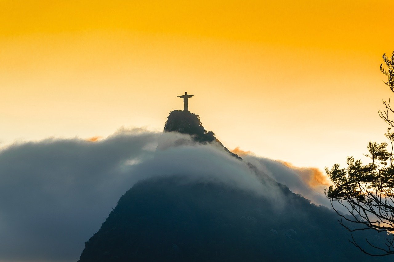 Statue du Christ Rédempteur à Rio de Janeiro, l'un des symboles les plus célèbres du Brésil, surplombant la ville avec ses bras ouverts