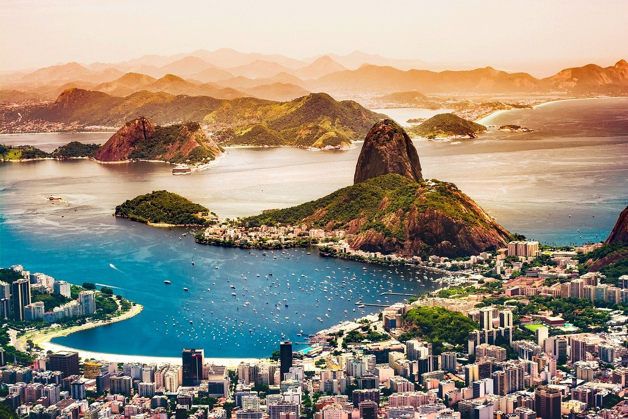 Vue du ciel sur Rio de Janeiro, mettant en valeur ses plages emblématiques