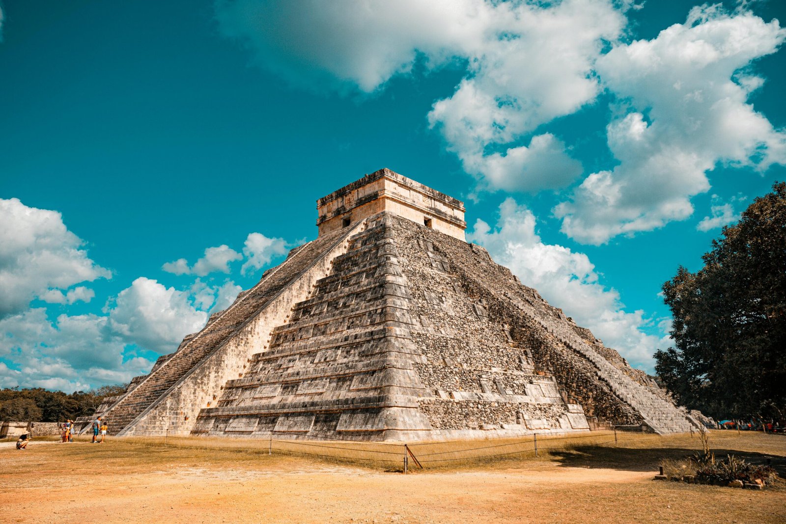 Vue panoramique de Chichén Itzá, Mexique, avec la pyramide de Kukulcán et les ruines mayas entourées de végétation luxuriante