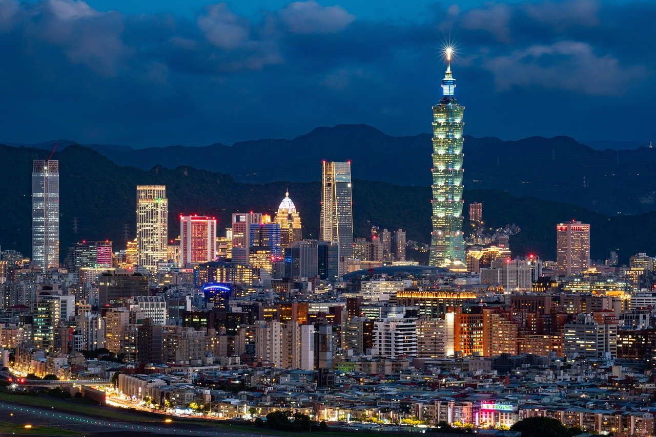 Vue sur les buildings de Taipei, avec ses gratte-ciel modernes et sa skyline dynamique, illustrant le mélange unique de tradition et de modernité de la capitale taïwanaise