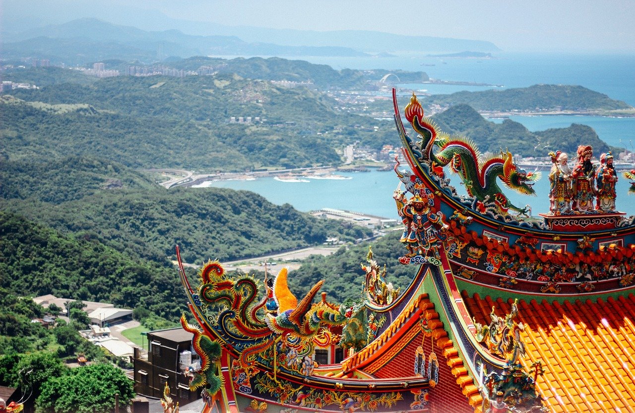 Vue du haut d'un temple à Taipei, avec un panorama spectaculaire sur le paysage environnant, incluant les montagnes et la ville en arrière-plan