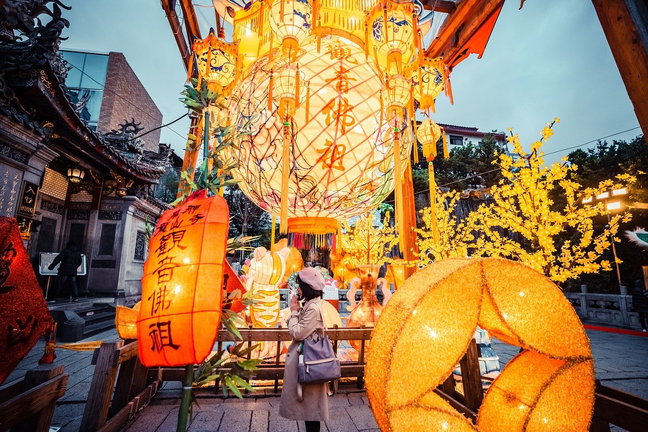 Lanternes éclairant les rues de Taipei, créant une ambiance chaleureuse et traditionnelle, avec des formes et couleurs variées, apportant une touche magique à la ville la nuit