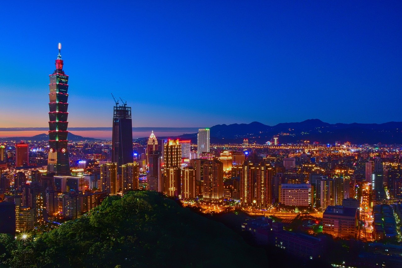 Vue panoramique sur Taipei la nuit, avec ses gratte-ciel illuminés, incluant le célèbre Taipei 101, au coucher du soleil