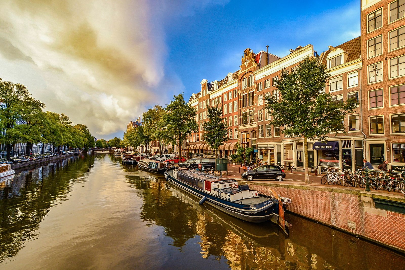 Vue sur l'Amstel en plein cœur d'Amsterdam, avec ses canaux scintillants, et ses maisons typiques à façades étroites