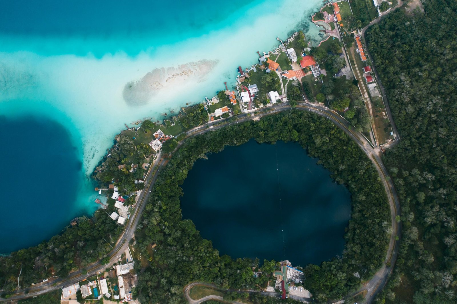 Vue sur la lagune de Bacalar, Mexique, avec ses nuances de bleu cristallin et sa végétation environnante