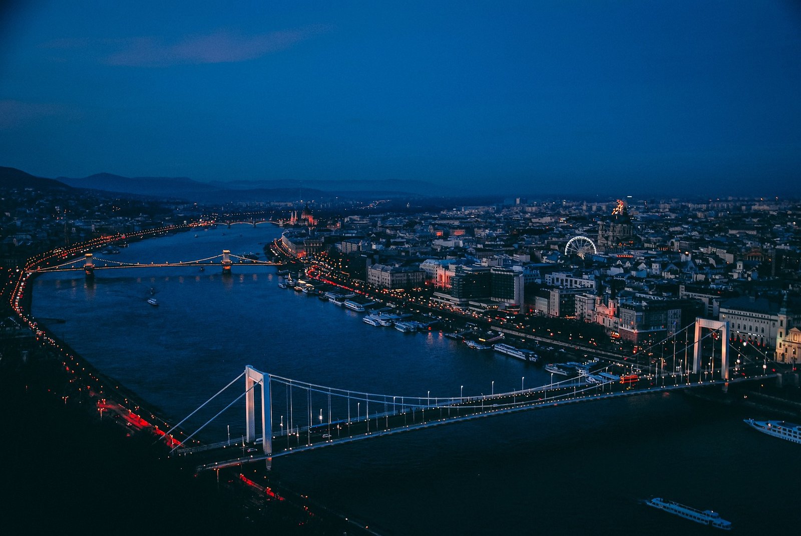 Vue aérienne de Budapest, mettant en lumière le Danube, le pont des Chaînes et le Parlement hongrois