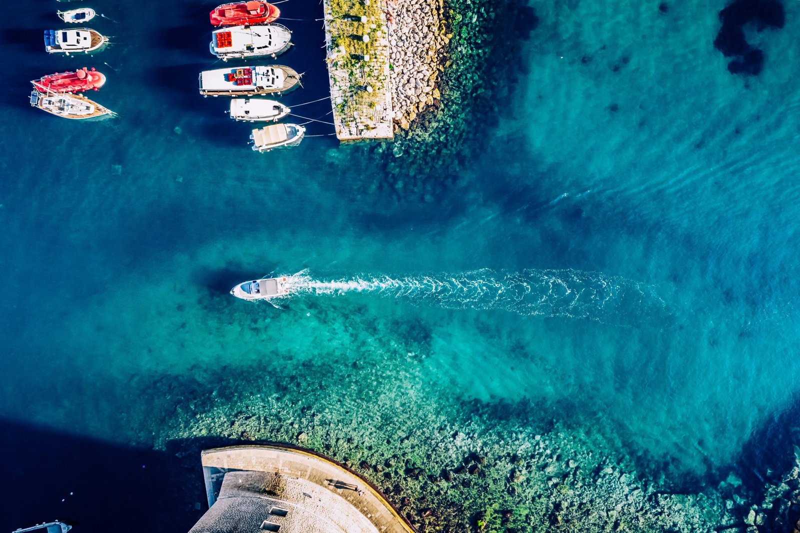 Vue aérienne de l'océan à Dubrovnik avec un bateau entrant dans le port