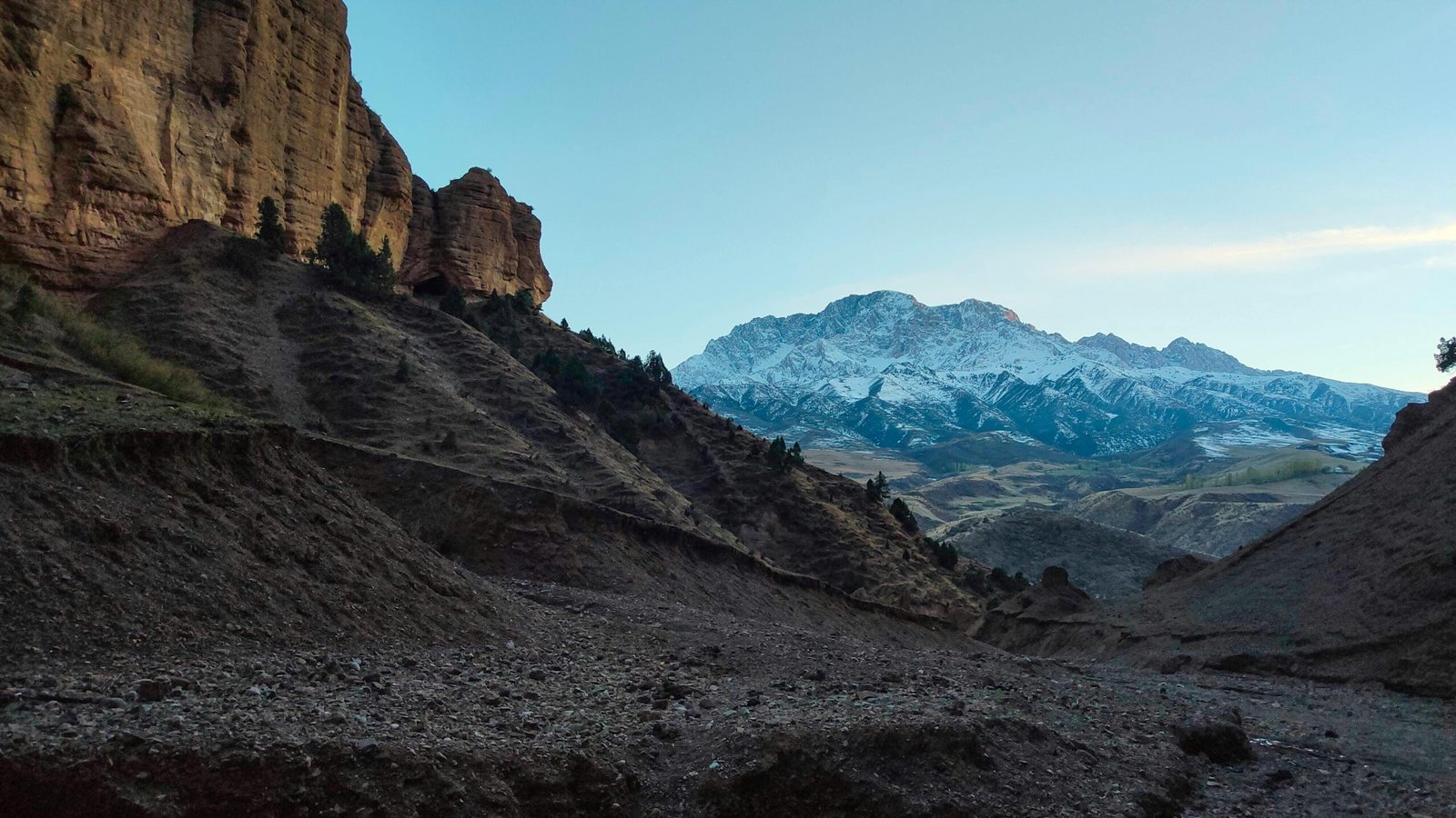 Paysage majestueux des montagnes du Kirghizistan, avec des sommets imposants et une nature sauvage préservée en Asie centrale