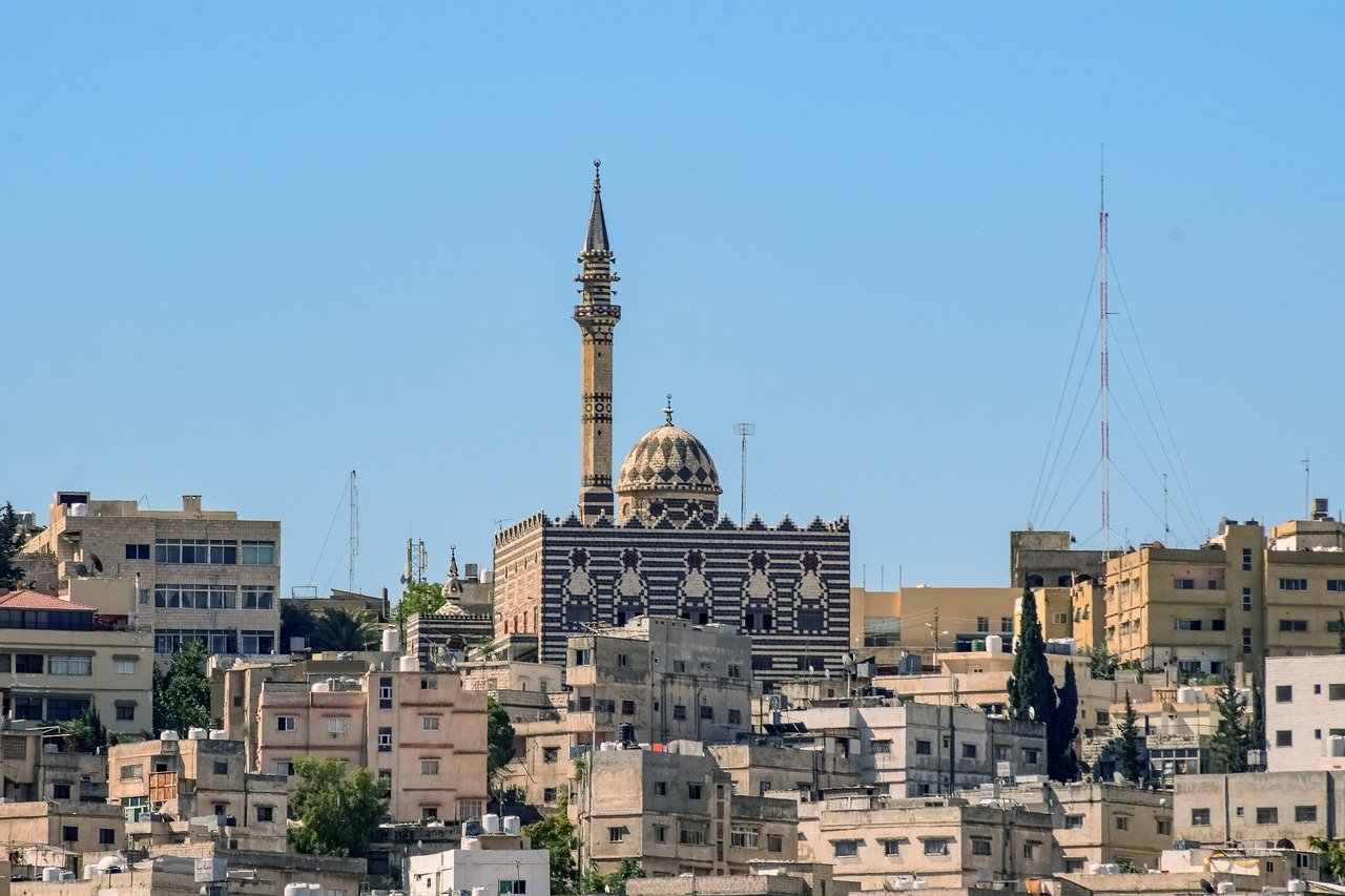 Photo de la Mosquée Abu Darwish à Amman, Jordanie, reconnaissable à son architecture unique en pierre noire et blanche, perchée sur les hauteurs de la ville