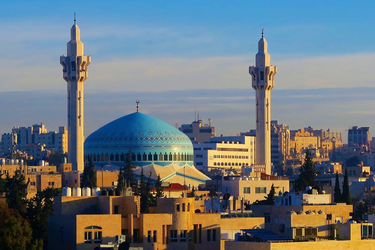 Photo de la Mosquée du roi Abdallah à Amman, Jordanie, célèbre pour son dôme bleu impressionnant et son architecture islamique moderne