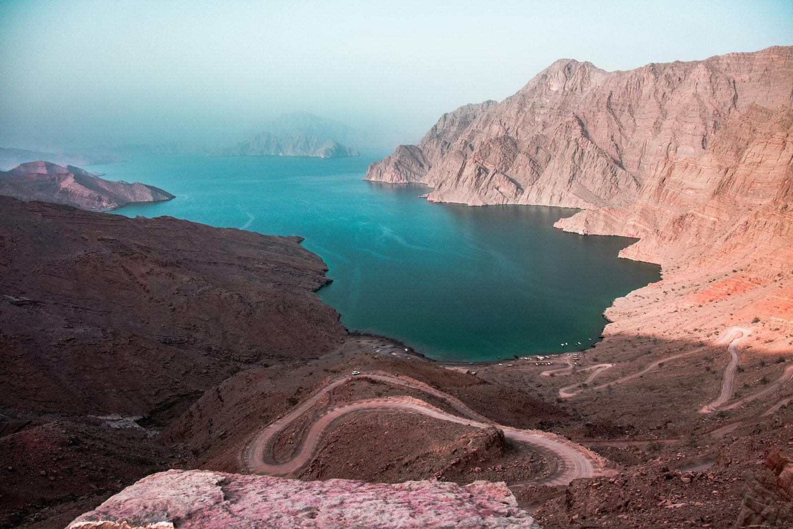 Paysage rocailleux surplombant la mer à Oman, offrant une vue spectaculaire sur les falaises escarpées et les eaux bleues du golfe d'Oman