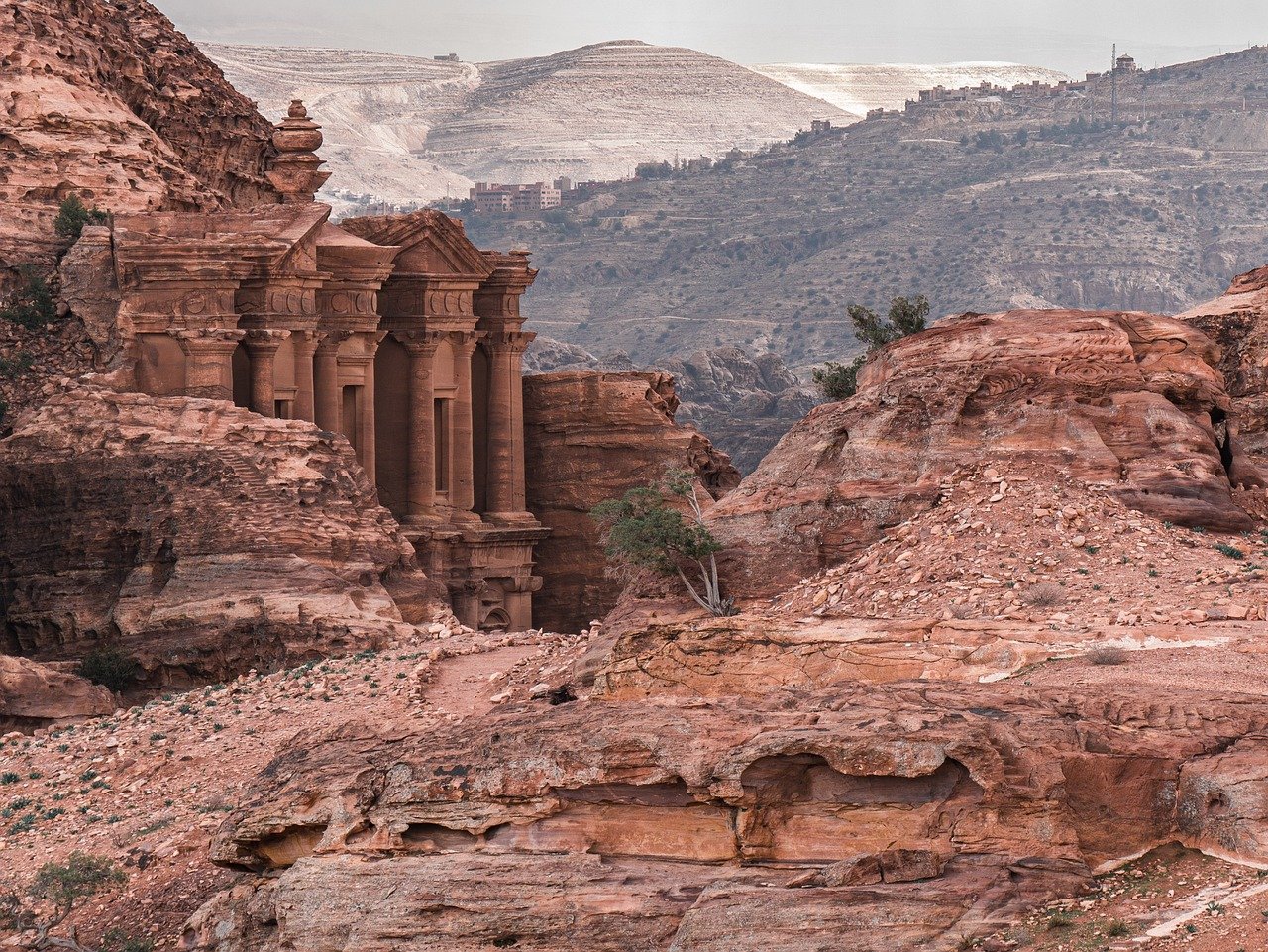 Vue panoramique sur Pétra, la célèbre cité nabatéenne en Jordanie, avec ses façades taillées dans la roche rose et son paysage désertique spectaculaire