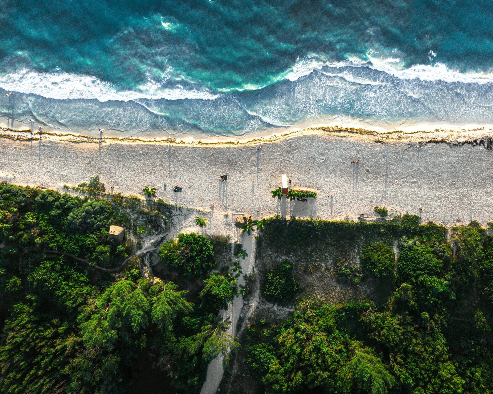 Vue aérienne sur Playa del Carmen, montrant ses plages de sable blanc, l’eau turquoise et ses paysages côtiers typiques du Mexique