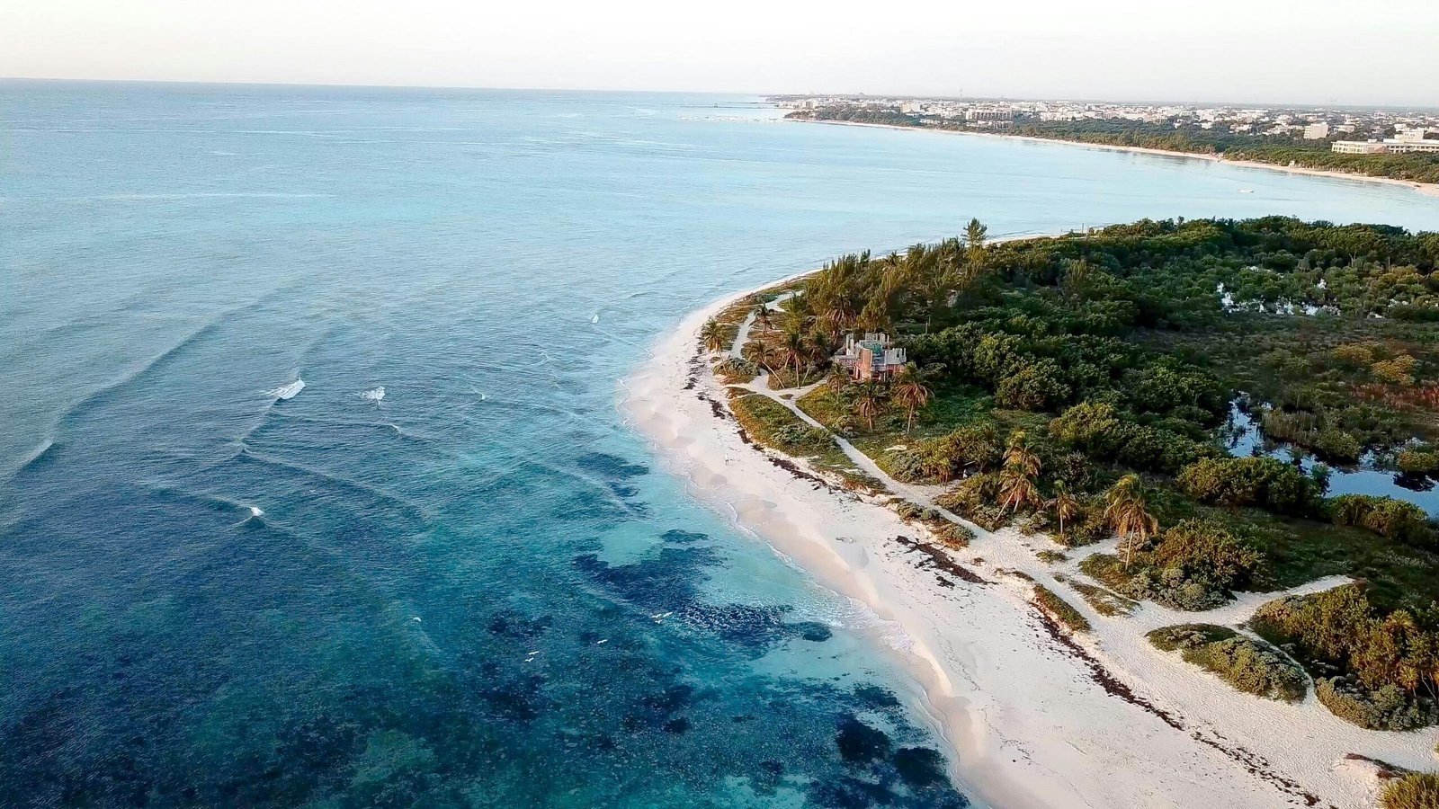 Vue sur Playa del Carmen, mettant en avant ses plages de sable blanc, ses eaux turquoise et son atmosphère tropicale emblématique de la Riviera Maya, Mexique