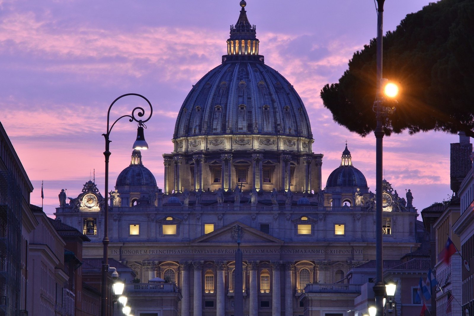 Vue sur la basilique Saint-Pierre au Vatican, avec son imposant dôme dominant l'horizon, entourée par la place Saint-Pierre et ses colonnades majestueuse