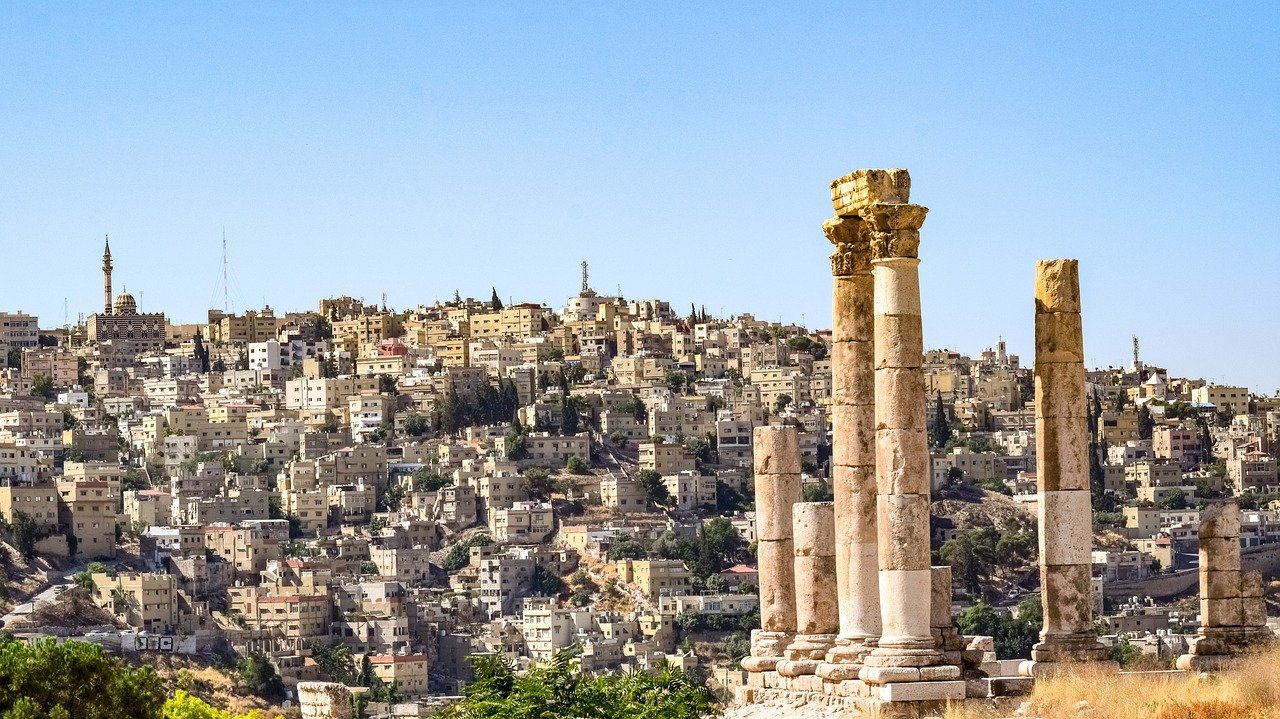 Photo du Temple d'Hercule à Amman, Jordanie, mettant en valeur ses imposantes colonnes antiques et son emplacement sur la citadelle offrant une vue panoramique sur la ville