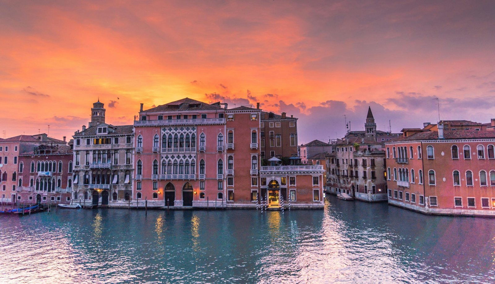 Photo du canal traversant Venise, bordé de bâtiments colorés