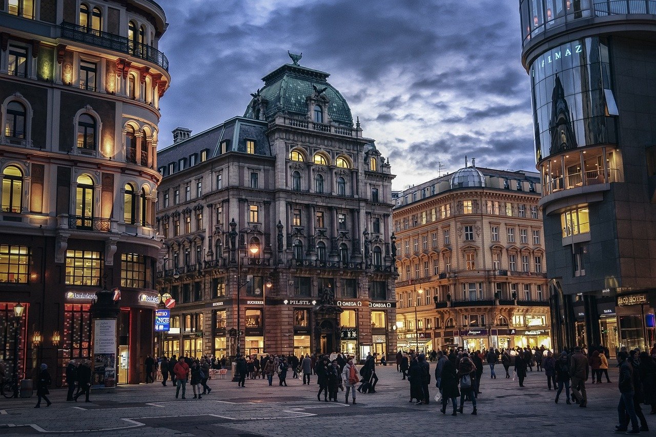 Vue sur le centre-ville de Vienne, mettant en avant son architecture impériale, ses bâtiments historiques et ses rues animées