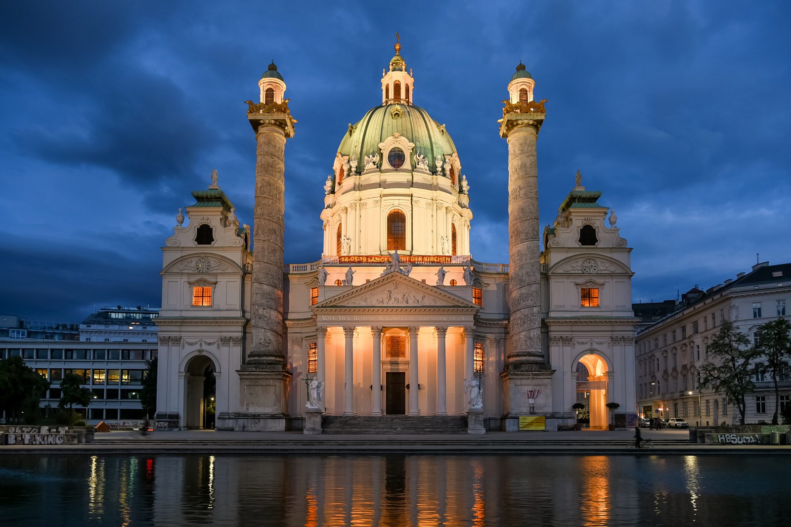 Vue sur l'église Saint-Charles-Borromée à Vienne, mettant en valeur son impressionnant dôme baroque, ses colonnes sculptées et son architecture majestueuse