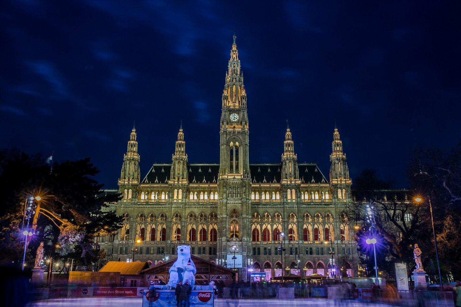 Vue nocturne sur le Rathaus de Vienne, illuminé, mettant en valeur son architecture néogothique imposante et son ambiance majestueuse en soirée