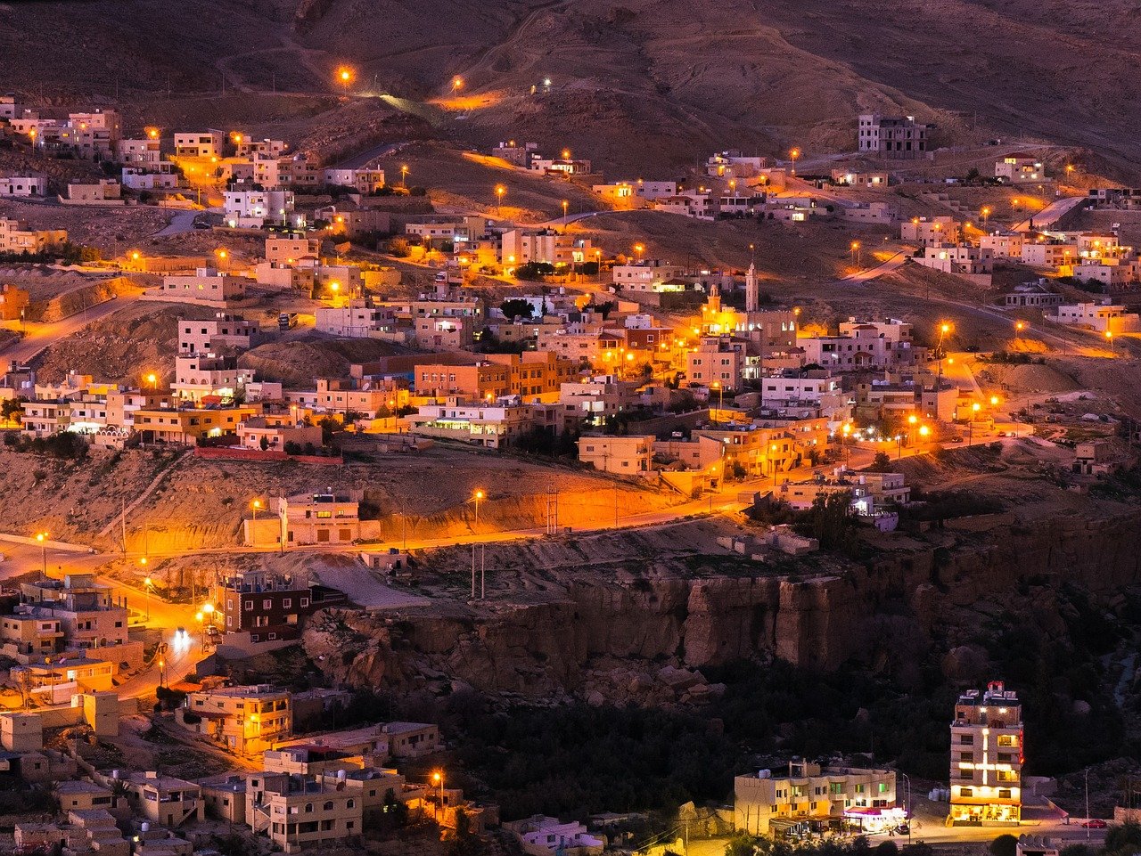 Vue nocturne de Wadi Musa illuminée, révélant le charme pittoresque de cette ville jordanienne aux portes de Pétra