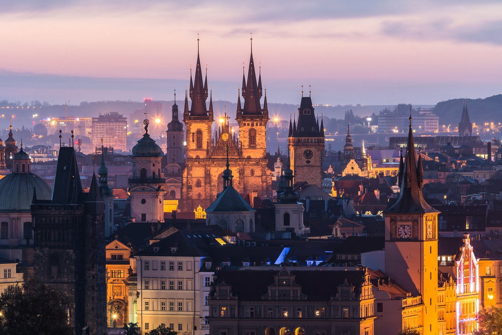 Vue panoramique sur la vieille ville de Prague avec l’église Notre-Dame de Týn et l’horloge astronomique, mettant en avant l’architecture gothique et le charme historique de la capitale tchèque