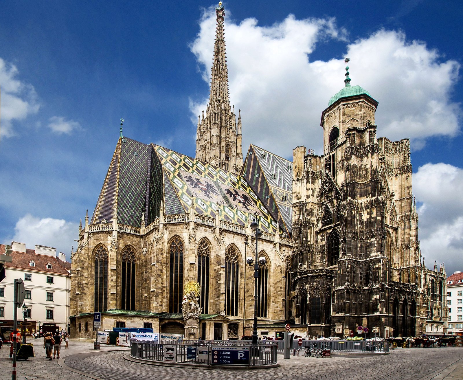 Vue sur la cathédrale Saint-Étienne à Vienne, mettant en valeur son architecture gothique, son toit coloré en tuiles vernissées et sa haute tour emblématique