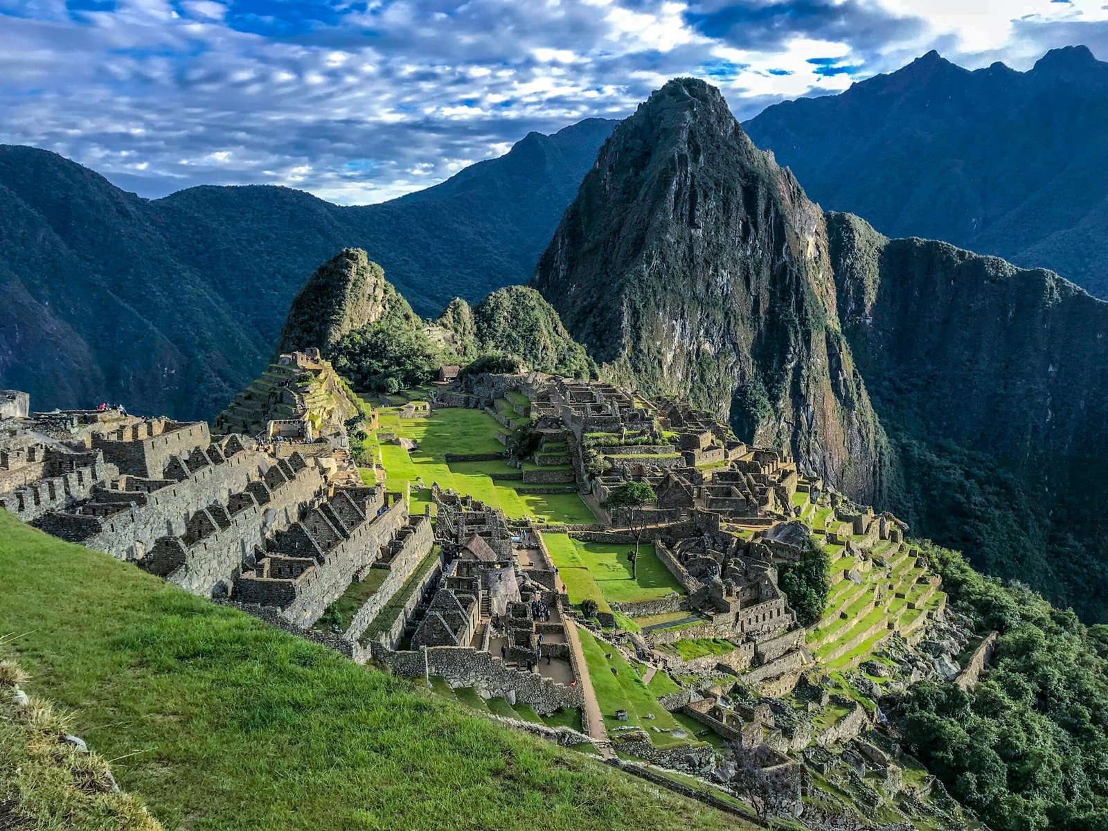 Vue panoramique du Machu Picchu, Pérou, une des 7 merveilles du monde, avec ses anciennes ruines incas perchées sur les montagnes verdoyantes sous les nuages