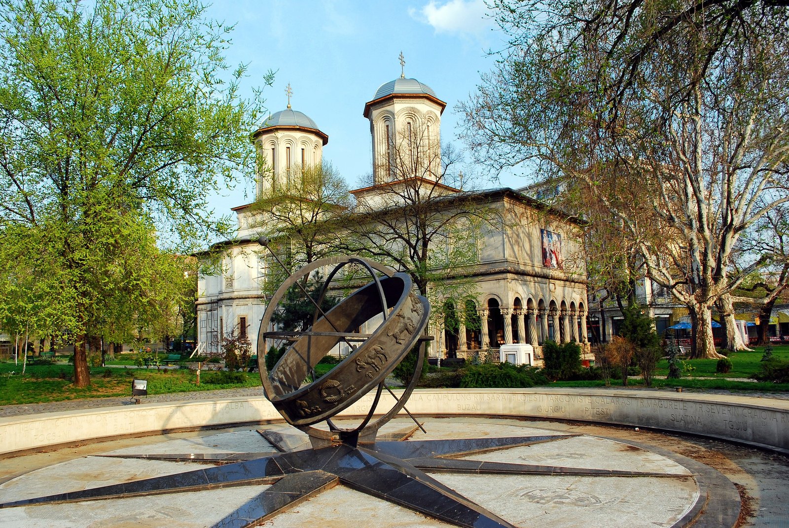 Vue sur une église à Bucarest, avec son architecture classique et ses détails historiques, située au cœur de la ville sous un ciel clair