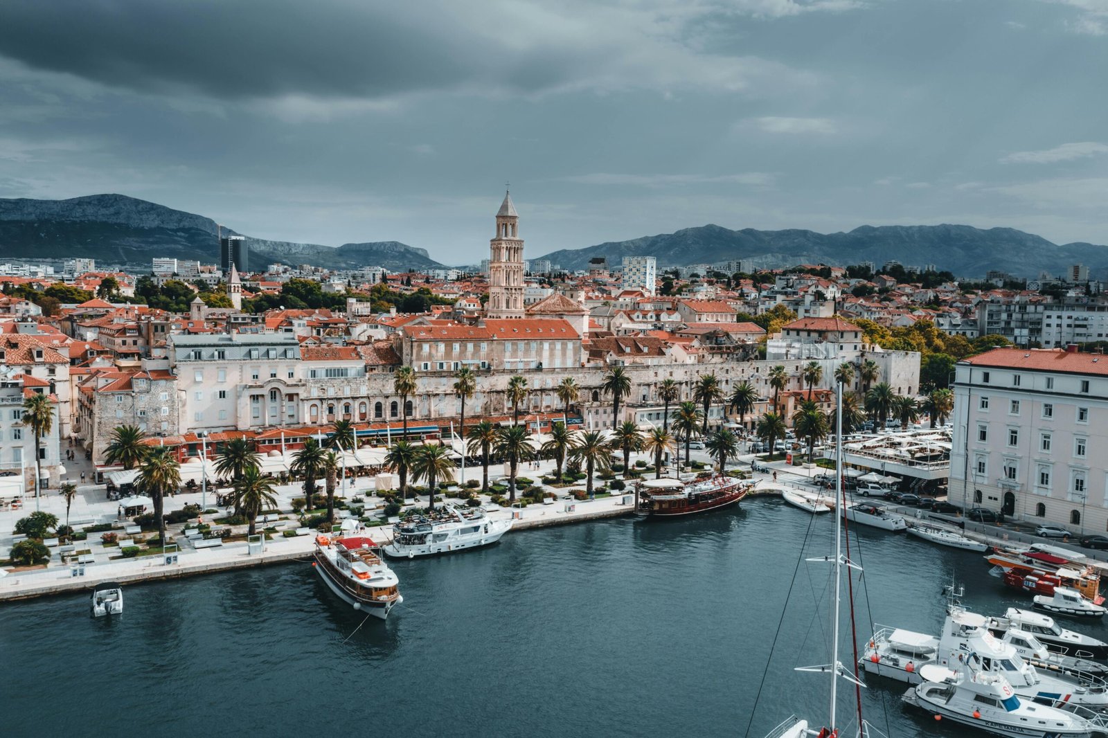 Vue panoramique sur Split, avec ses toits rouges et son port animé, entourée de montagnes et baignée par les eaux cristallines de la mer Adriatique