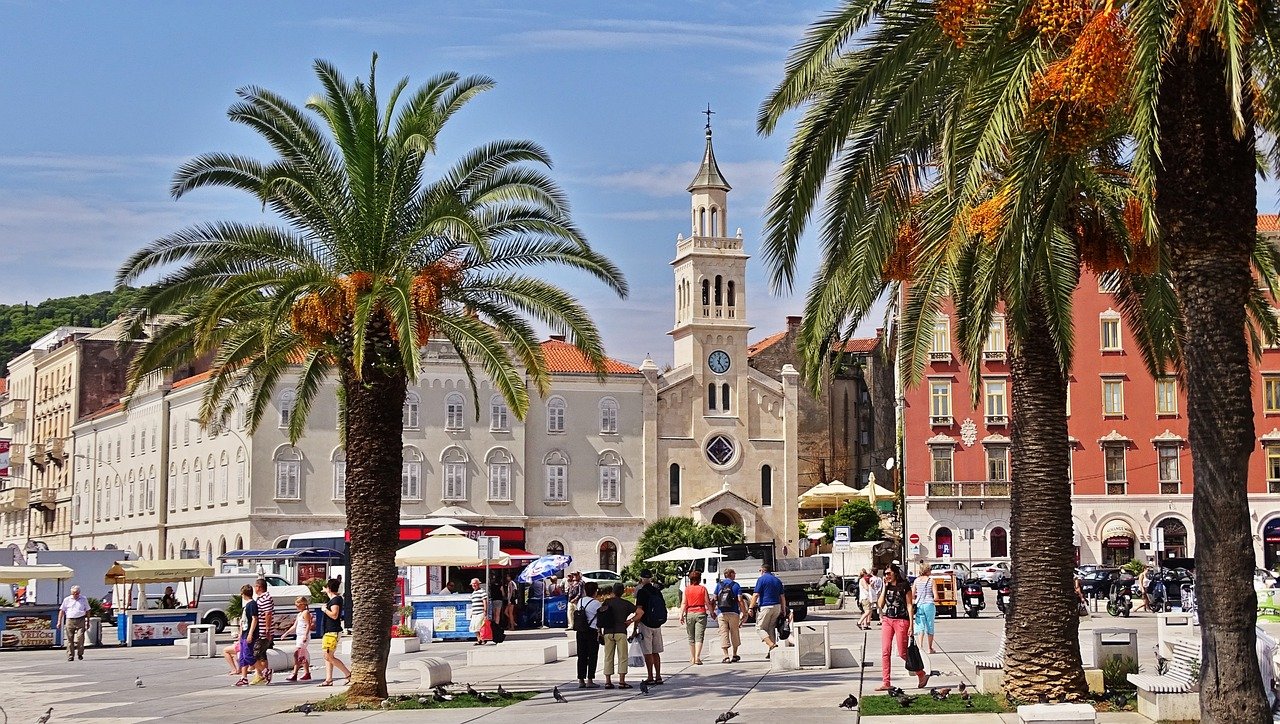Centre-ville animé de Split, avec des rues piétonnes bordées de cafés, boutiques et bâtiments historiques, créant une ambiance vibrante sous un ciel ensoleillé
