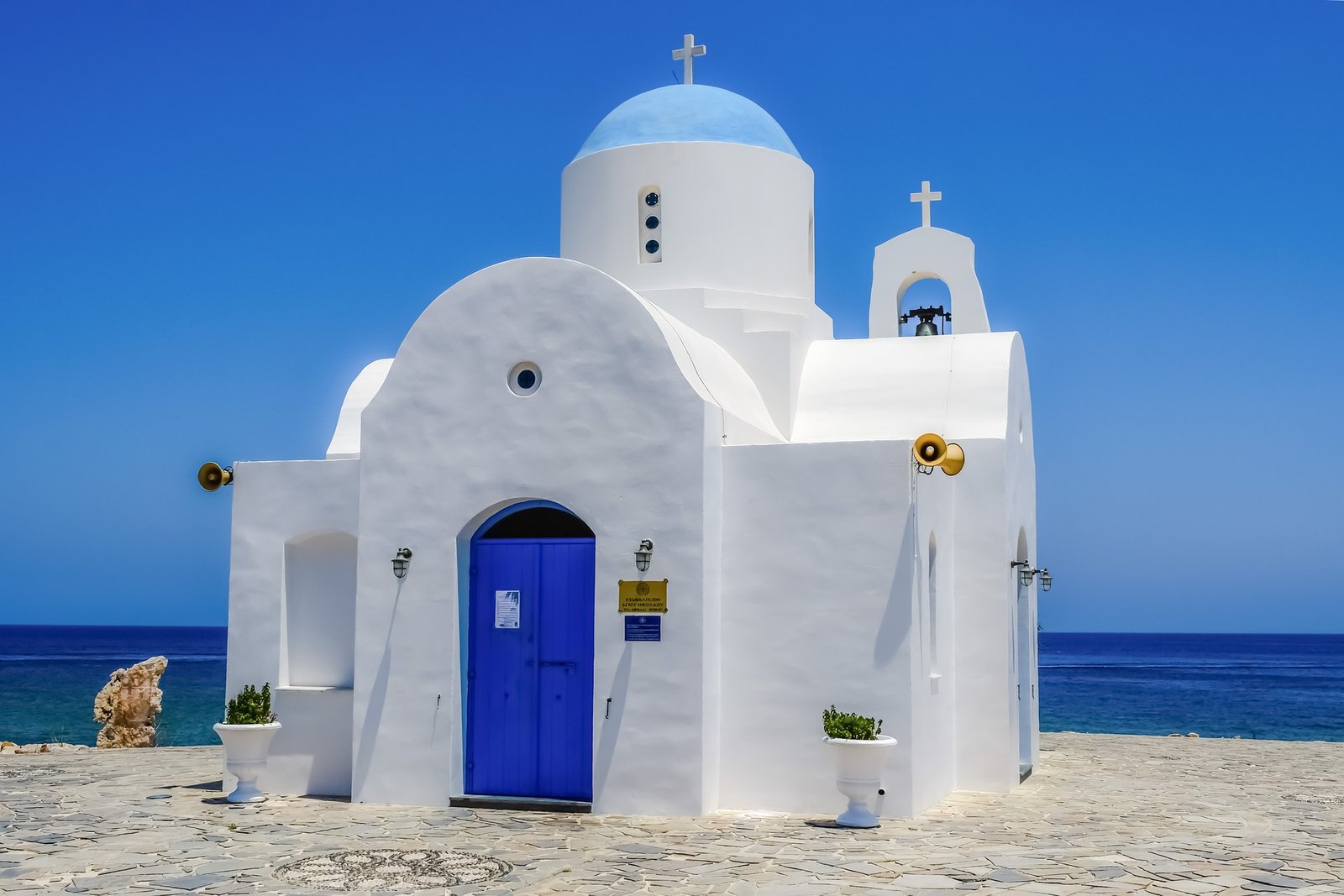 Église Saint Nicolas, Protaras, Chypre Église Saint-Nicolas à Protaras, Chypre, avec son dôme bleu et ses murs blancs éclatants, située en bord de mer sous un ciel ensoleillé