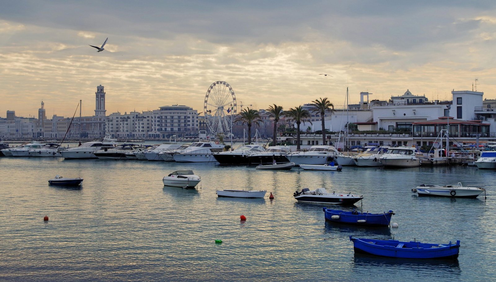 Vue panoramique sur la ville de Bari et l'océan Adriatique, avec ses bâtiments historiques, son port animé et l’eau bleue s’étendant à l’horizon