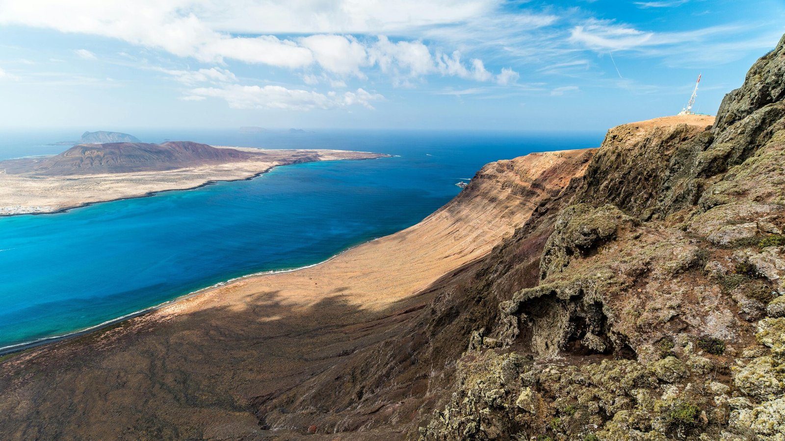 Vue panoramique de l'océan à perte de vue à Lanzarote, avec des eaux bleu profond s'étendant à l'horizon sous un ciel dégagé